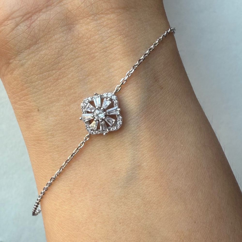 Elegant 925 Silver Bracelet with Floral Design